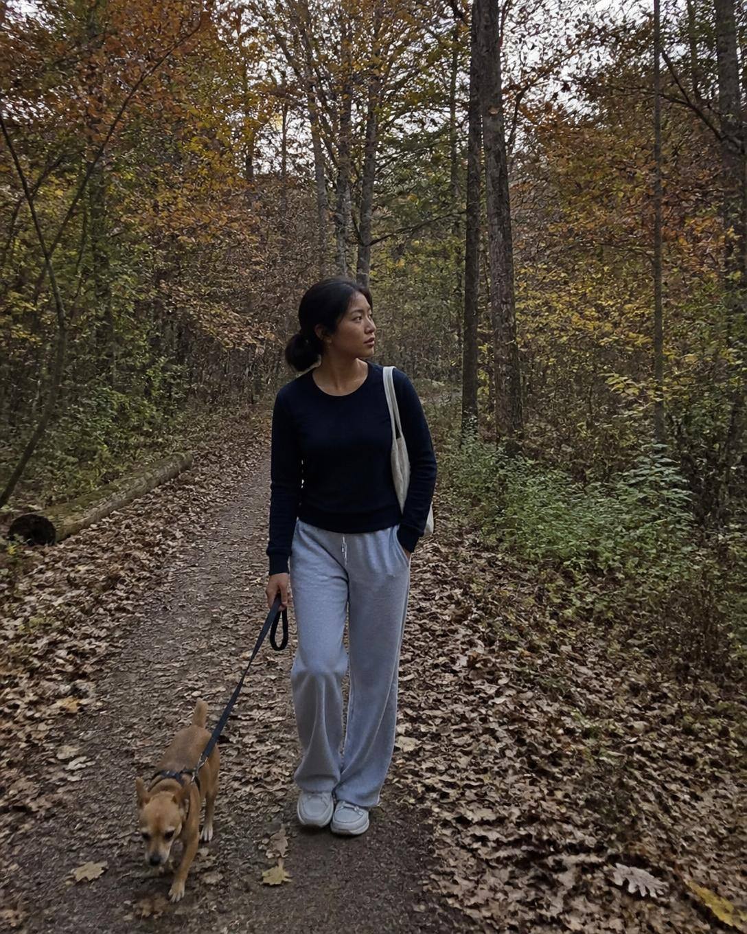 Grå joggers och mörk långärmad på en höstpromenad i skogen