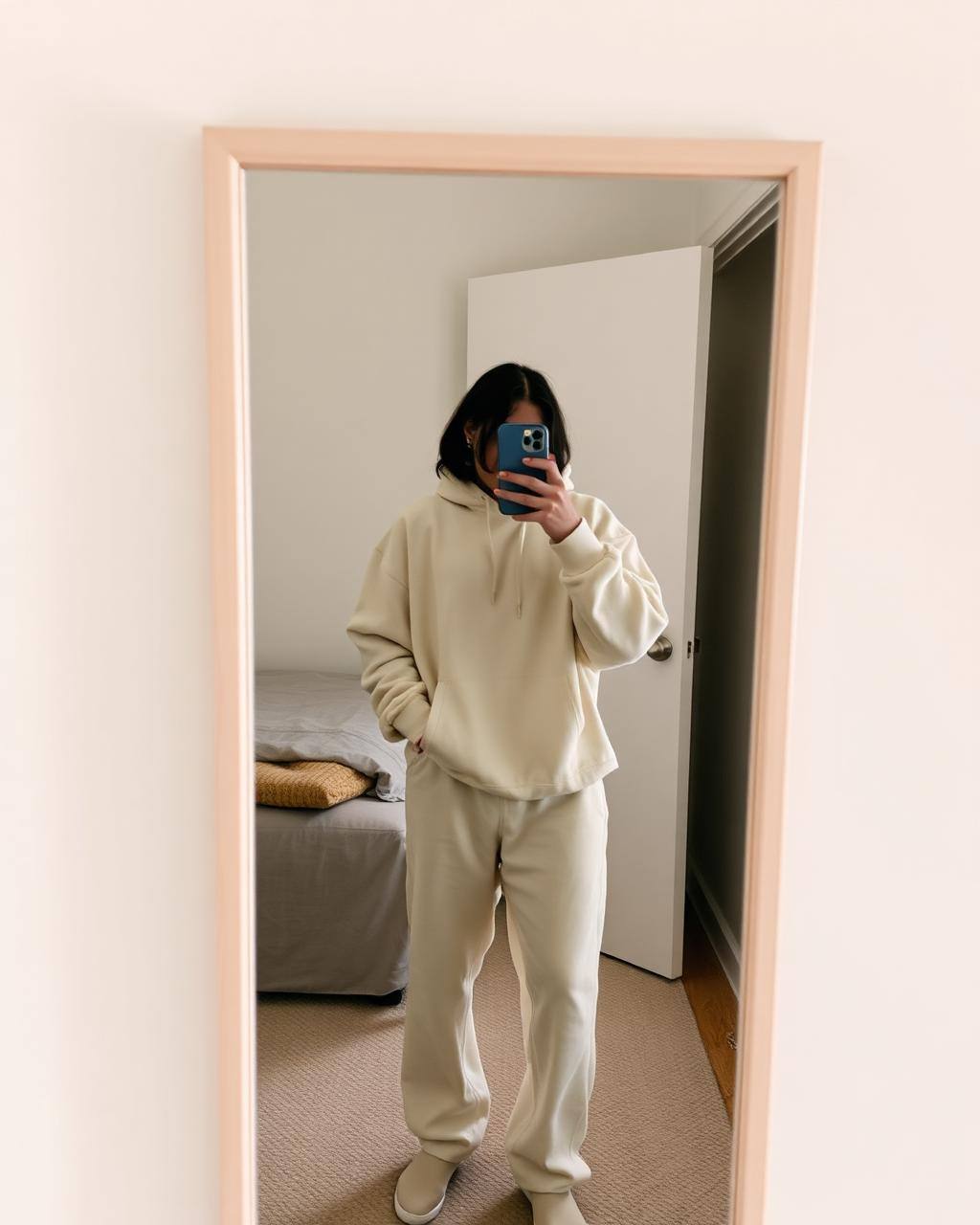 Tillfällig exempelbild · inte ett kundinlägg wearing Off-Hours Hoodie
