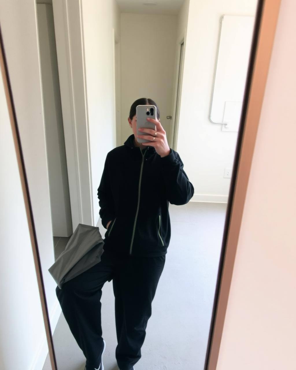 Tillfällig exempelbild · inte ett kundinlägg wearing Shell Lightweight Jacket